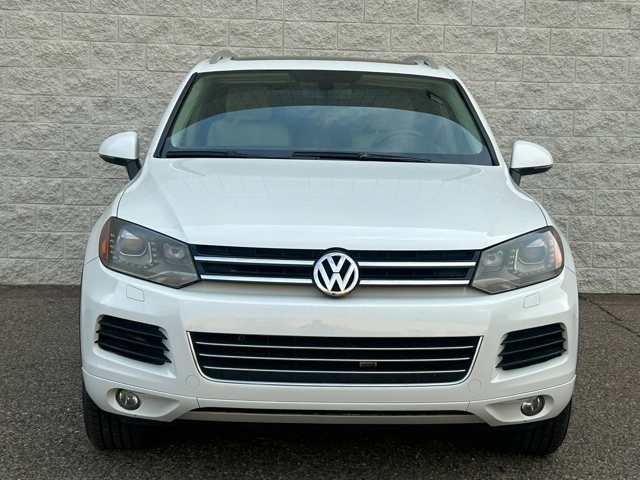 Used 2013 Volkswagen Touareg TDI image 2