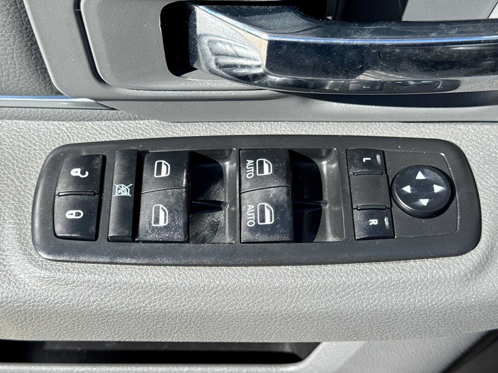 Used 2019 RAM 1500 Classic SLT AWD/4WD image 17