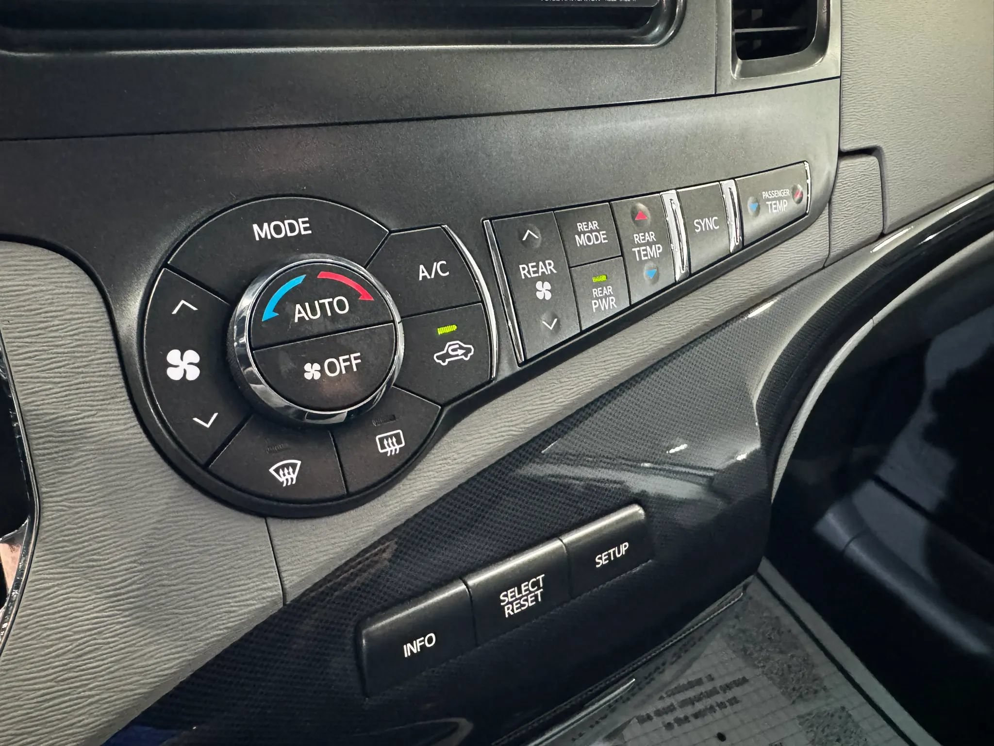 Used 2013 Toyota Sienna SE FWD image 36