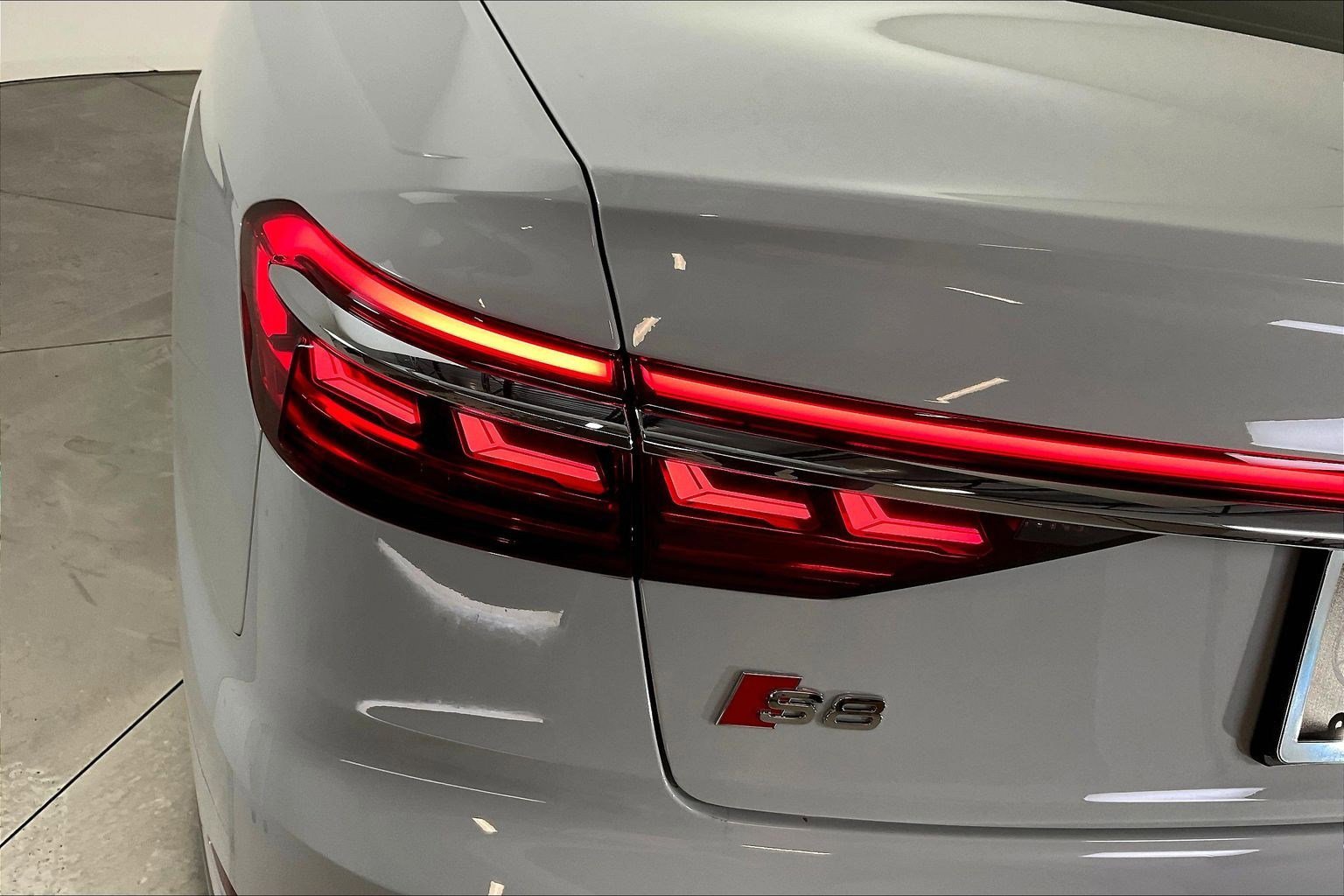 Used 2020 Audi S8 L image 23