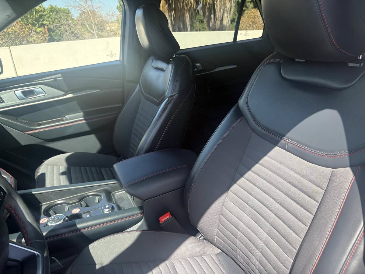Used 2026 Ford Explorer ST-Line w/ ST-Line Street Pack RWD image 32