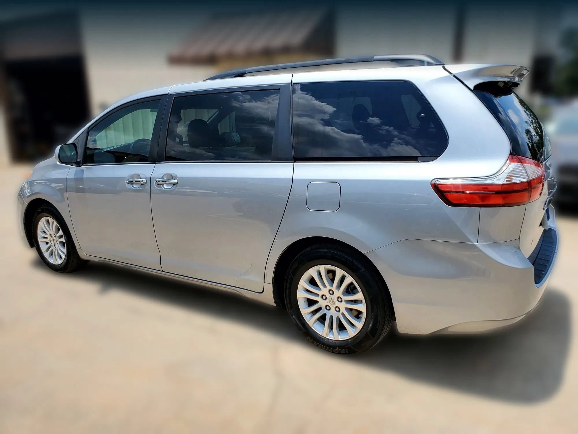 Used 2015 Toyota Sienna XLE FWD image 9