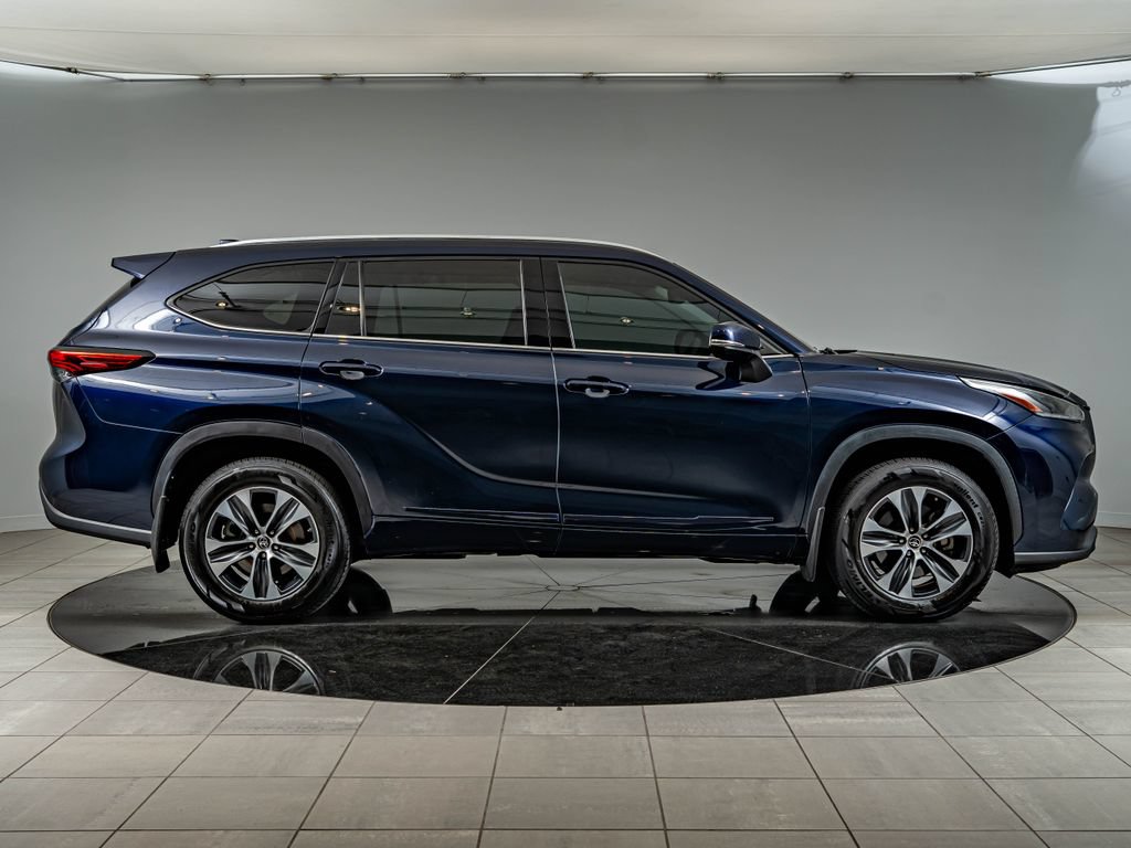 Used 2021 Toyota Highlander XLE AWD/4WD image 4