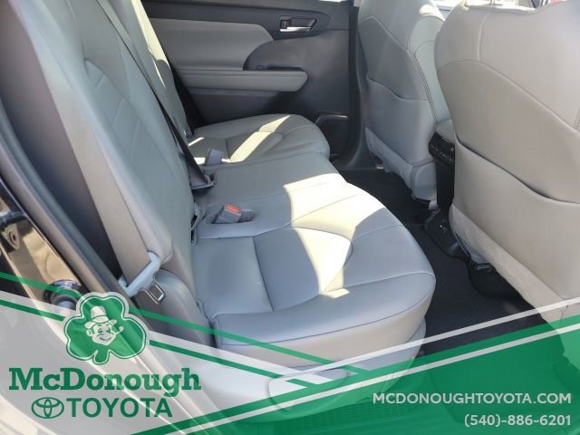 Used 2021 Toyota Highlander XLE image 29