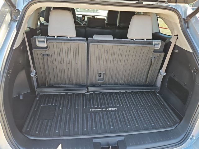 Used 2023 Toyota Highlander LE FWD image 32