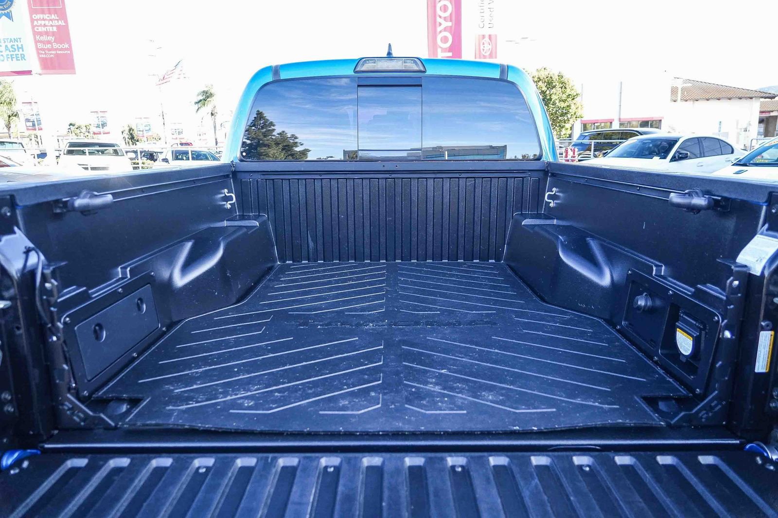 Used 2018 Toyota Tacoma TRD Off-Road w/ TRD Premium Off Road Package AWD/4WD image 32