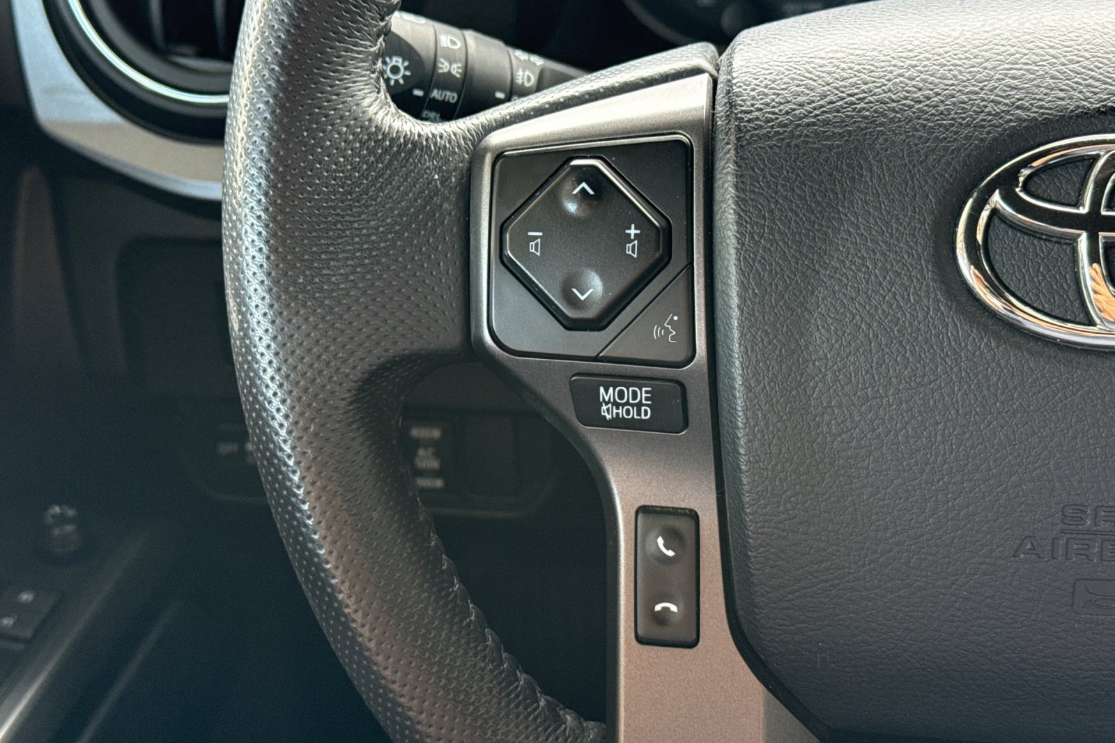 Used 2023 Toyota Tacoma TRD Off-Road w/ Technology Package AWD/4WD image 32