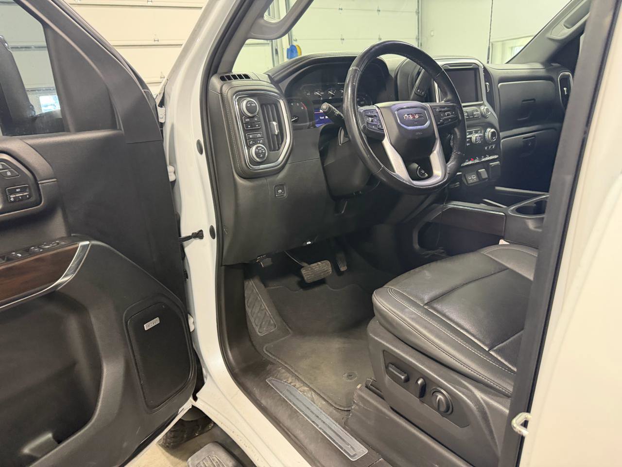 Used 2021 GMC Sierra 2500 SLT w/ SLT Premium Package AWD/4WD image 14