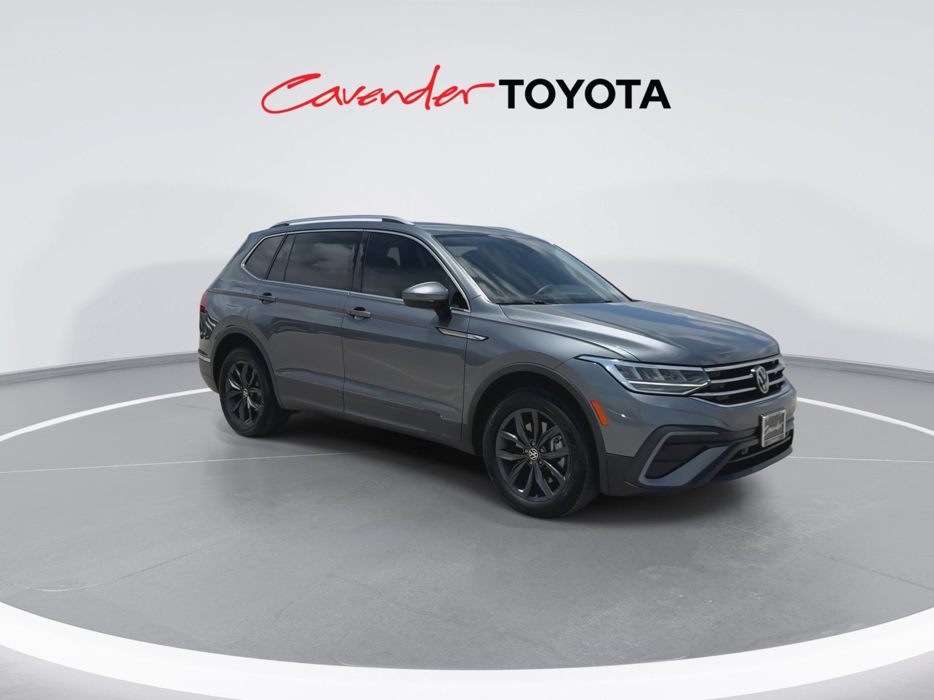 Used 2022 Volkswagen Tiguan SE w/ Panoramic Sunroof Package AWD/4WD image 2