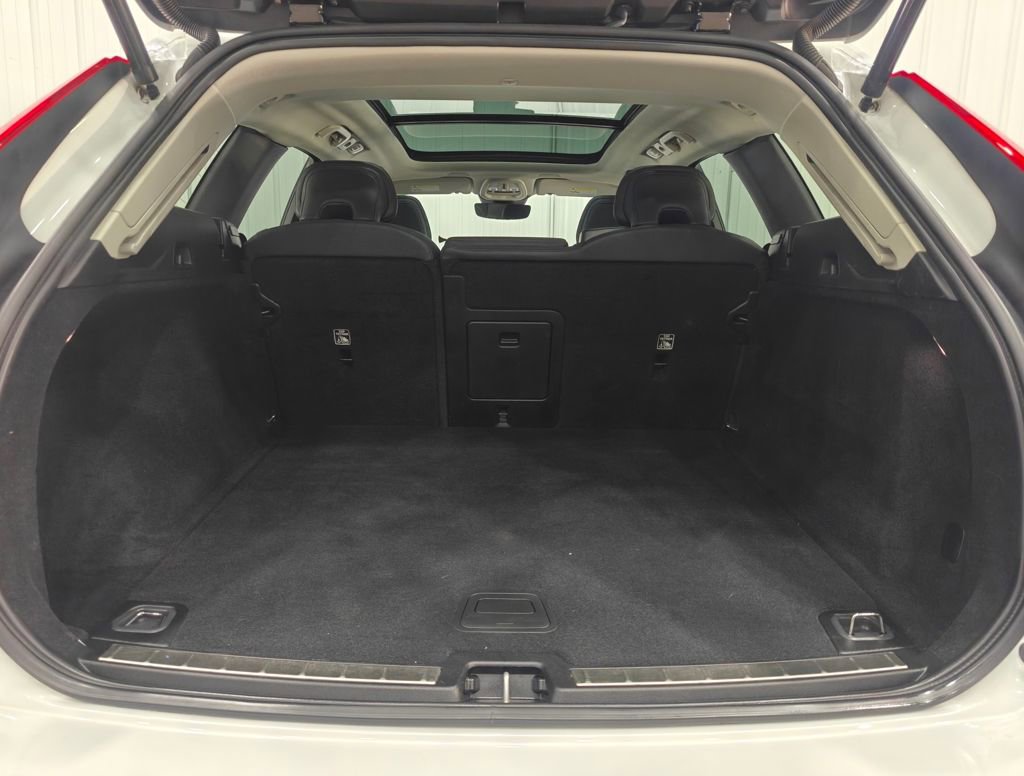 Used 2023 Volvo XC60 B5 Plus image 25