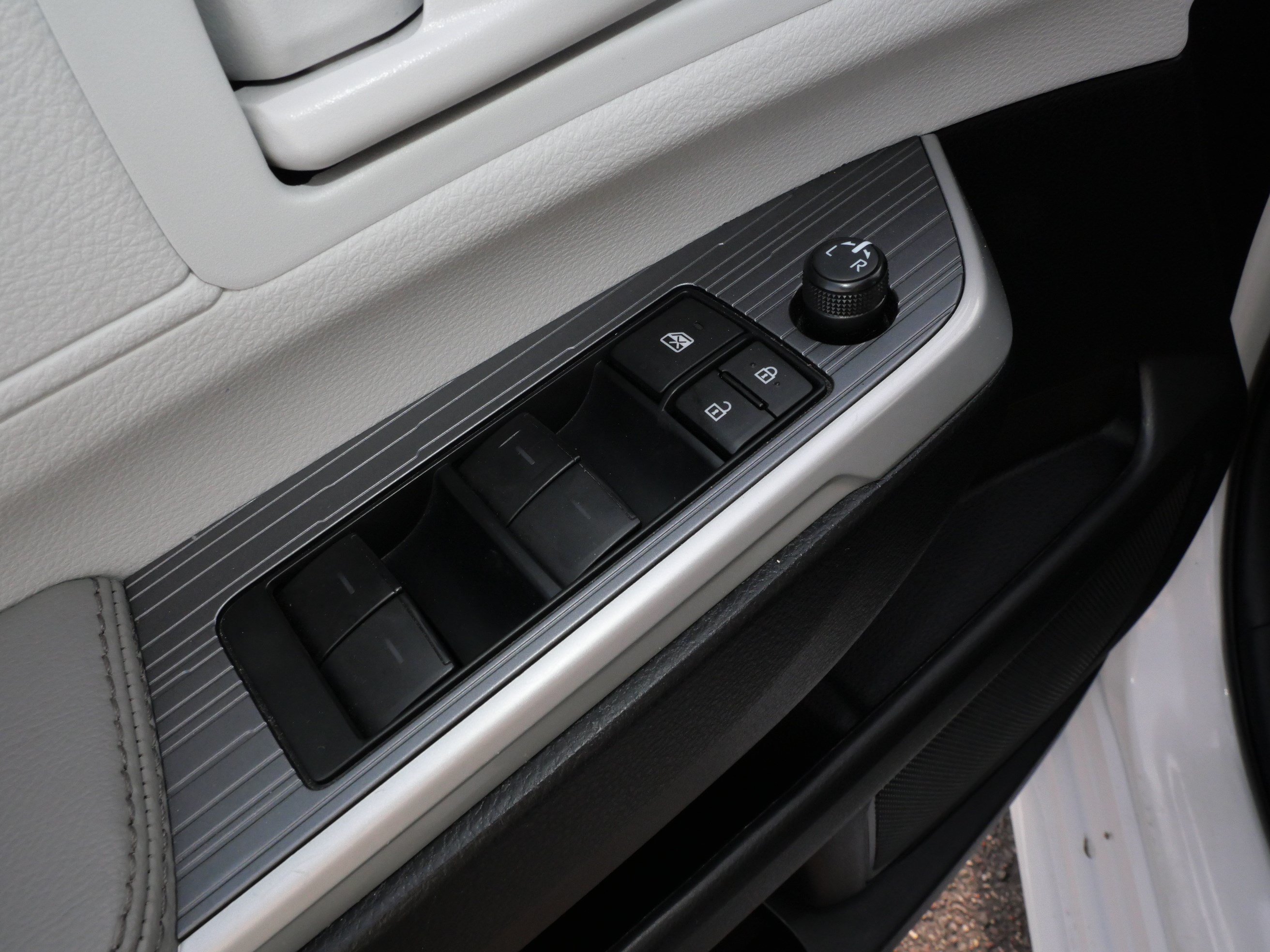 Certified 2025 Toyota Sienna LE AWD/4WD image 19