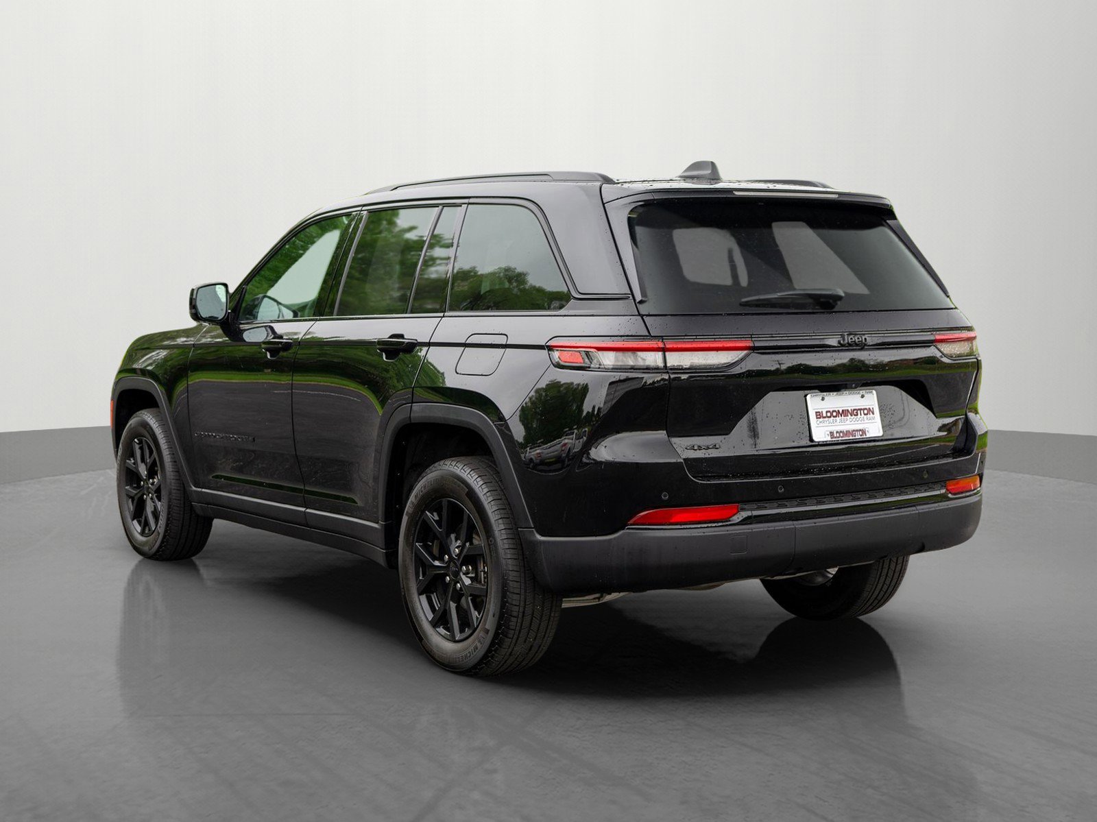 Used 2024 Jeep Grand Cherokee Altitude AWD/4WD image 5
