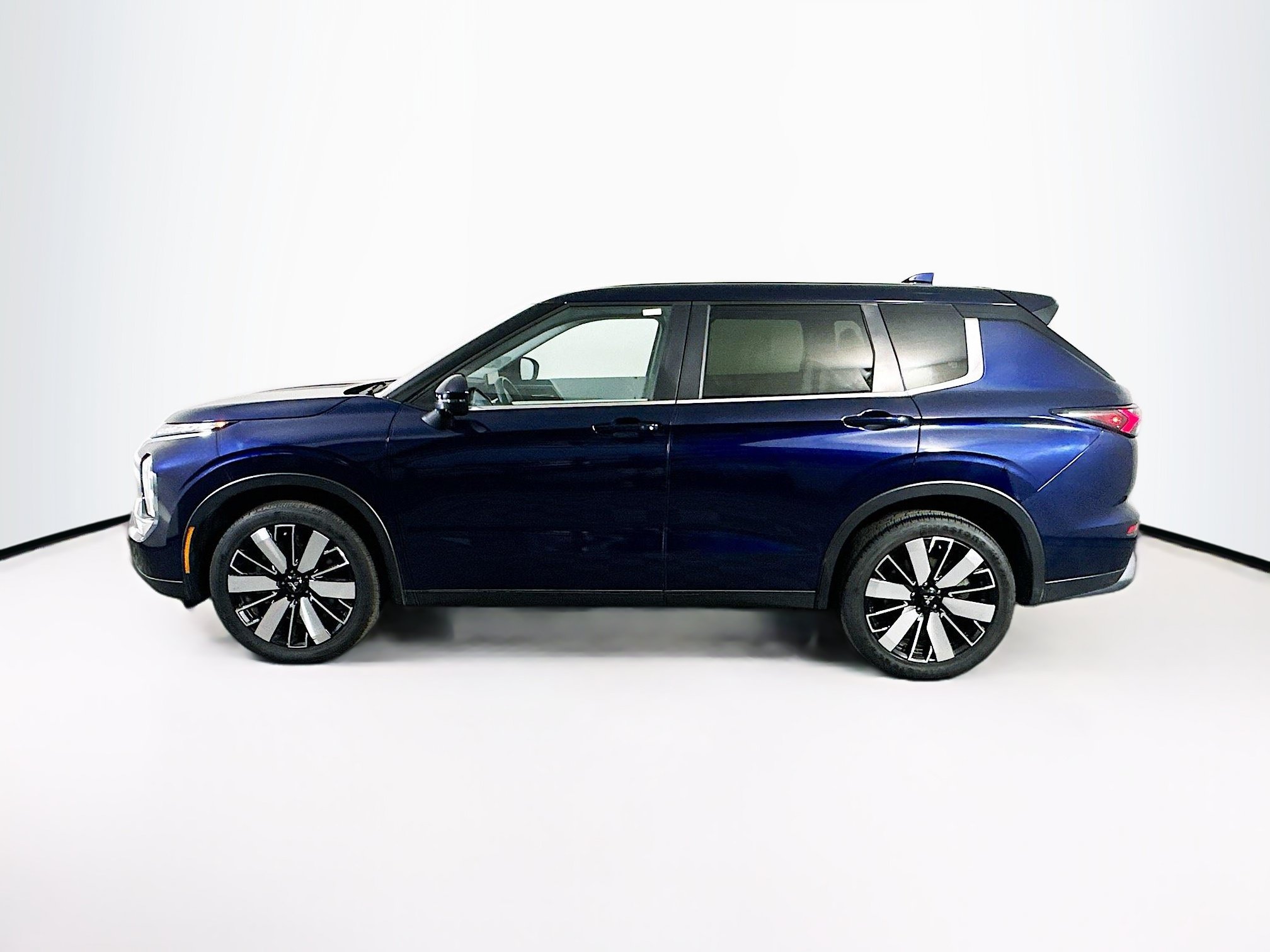 Used 2025 Mitsubishi Outlander SE FWD image 4