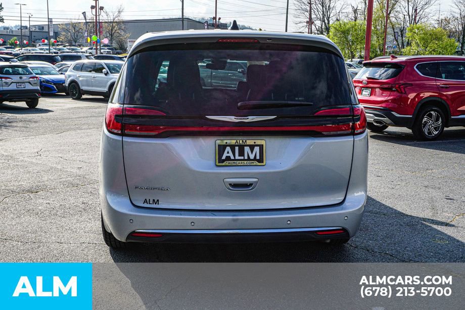 Used 2024 Chrysler Pacifica Touring-L FWD image 11