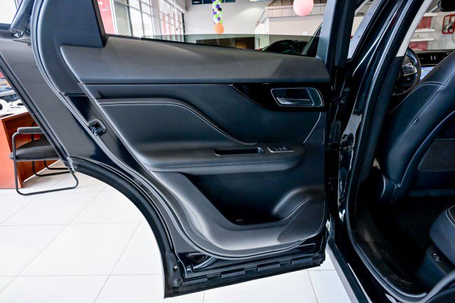 Used 2019 Jaguar F-PACE R-Sport image 21