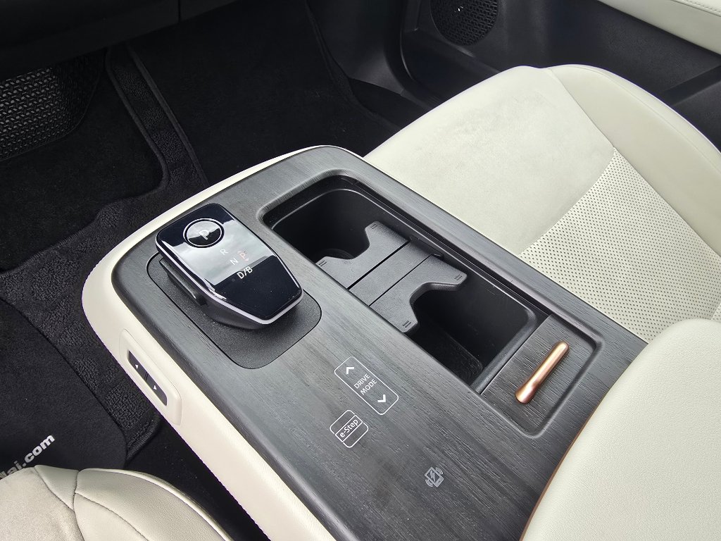 Used 2025 Nissan Ariya FWD image 23