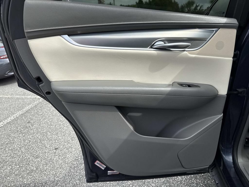 Used 2018 Cadillac XT5 Luxury w/ Driver Awareness Package FWD image 12