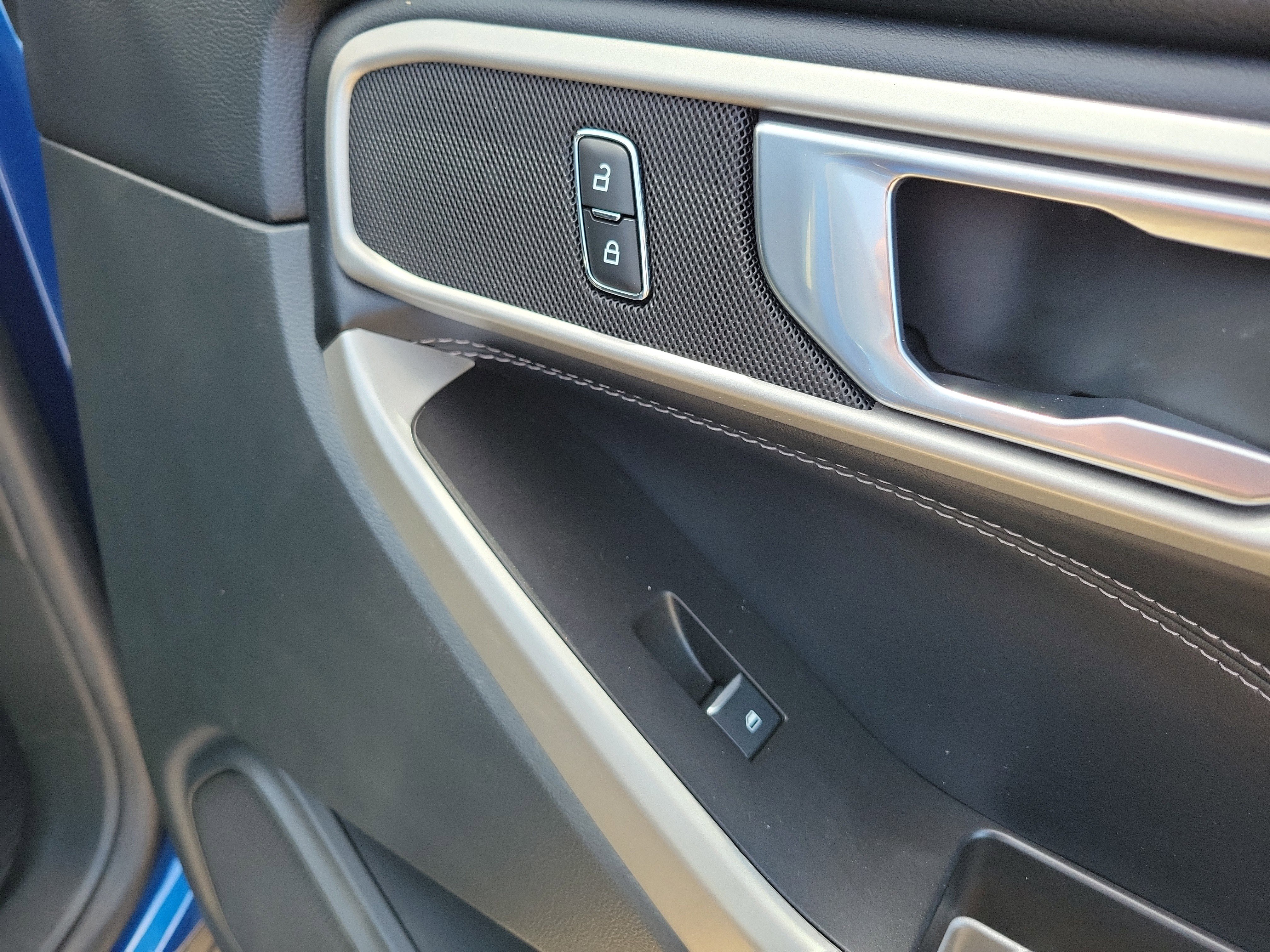 Used 2022 Ford Explorer XLT w/ Equipment Group 202A image 20