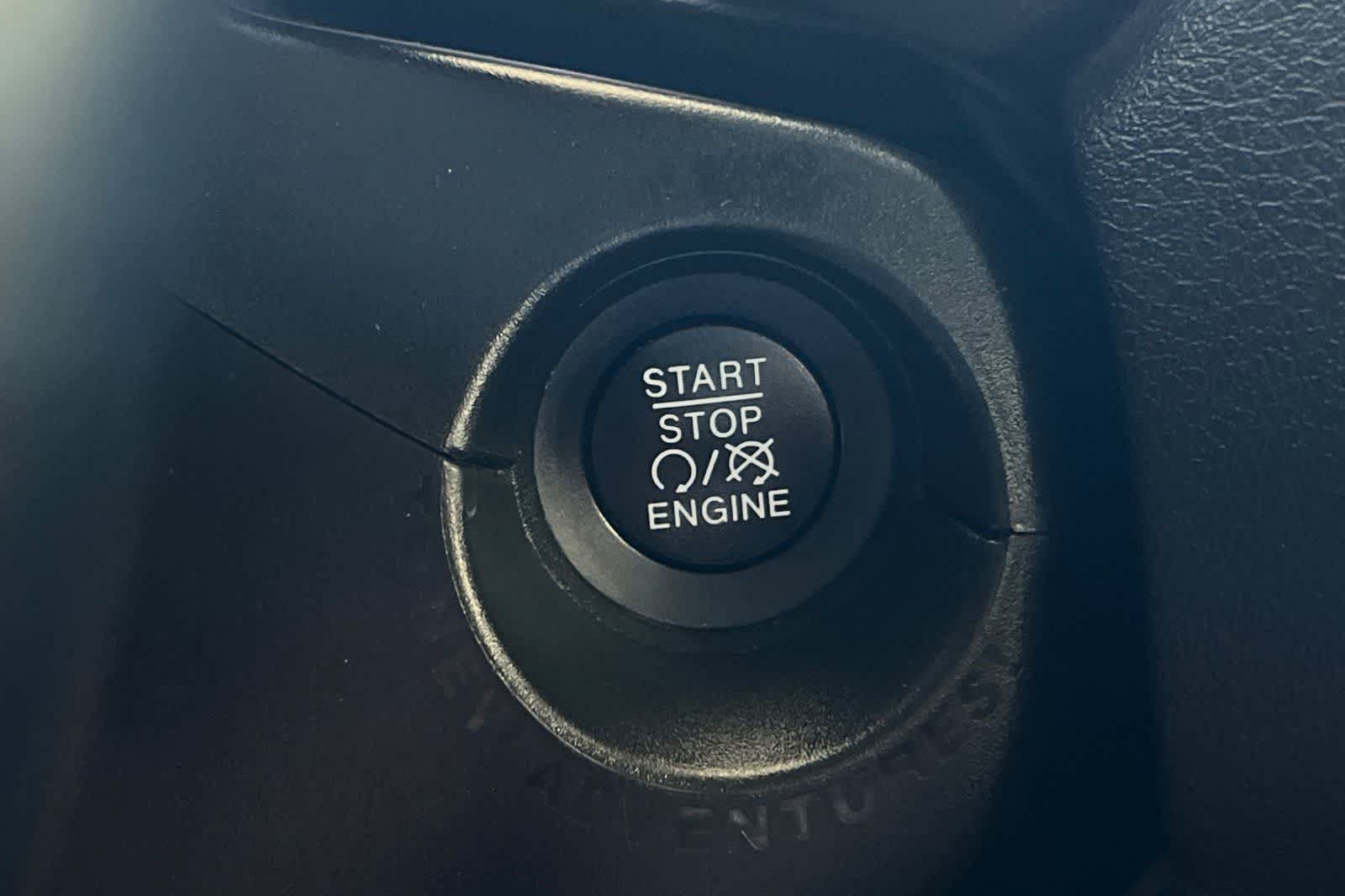 Used 2020 Jeep Renegade Latitude w/ UConnect 8.4 Nav Group AWD/4WD image 28