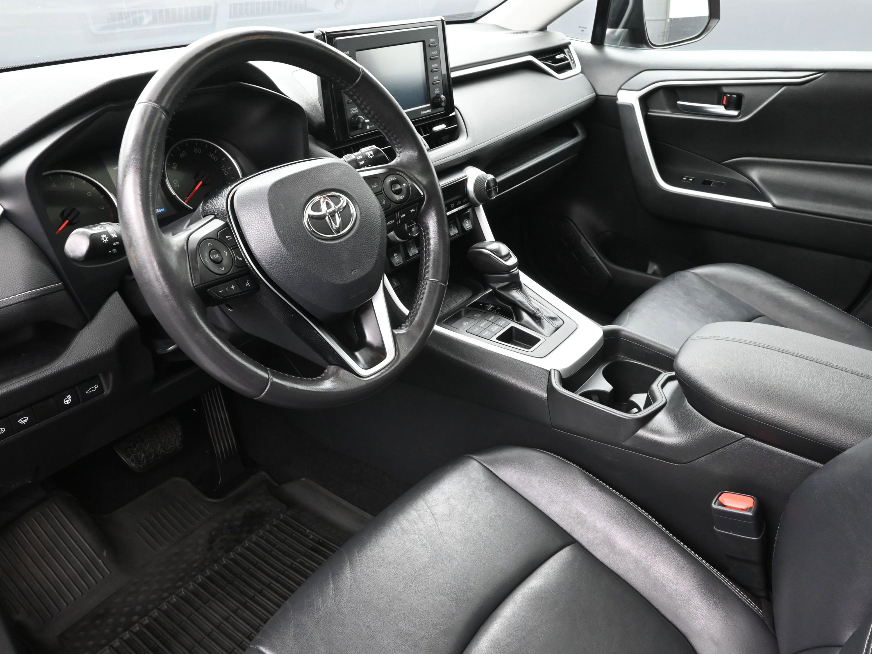 Used 2021 Toyota RAV4 XLE Premium image 10