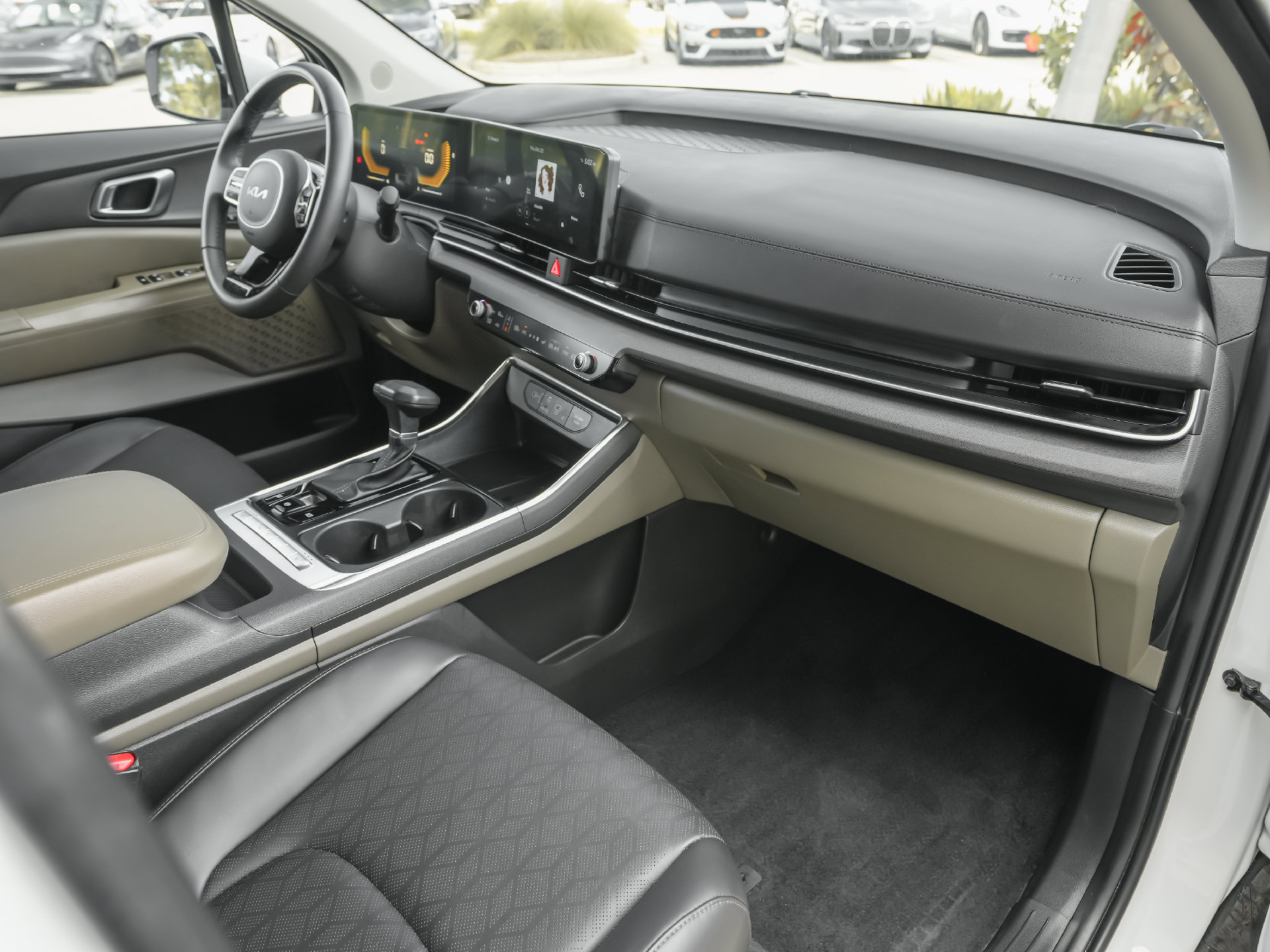 Used 2026 Kia Carnival EX FWD image 8