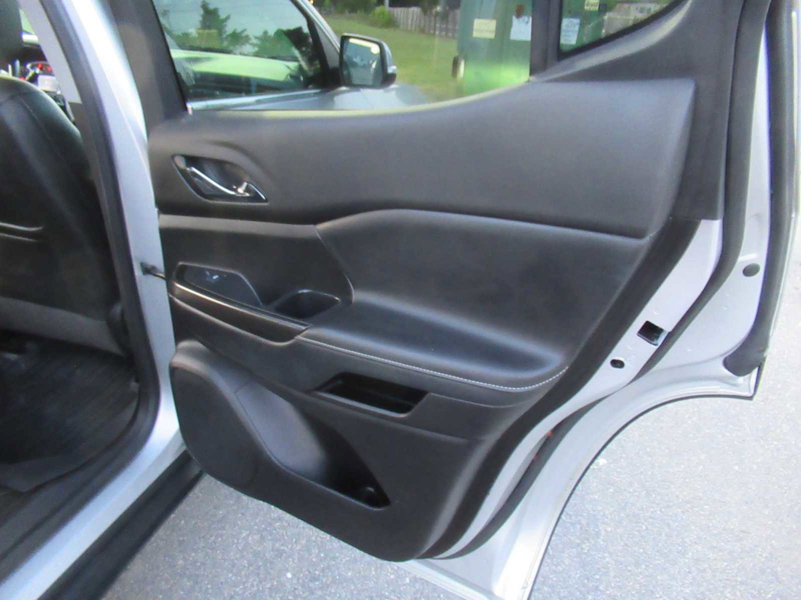 Used 2020 GMC Acadia SLT w/ LPO, Floor Liner Package FWD image 23