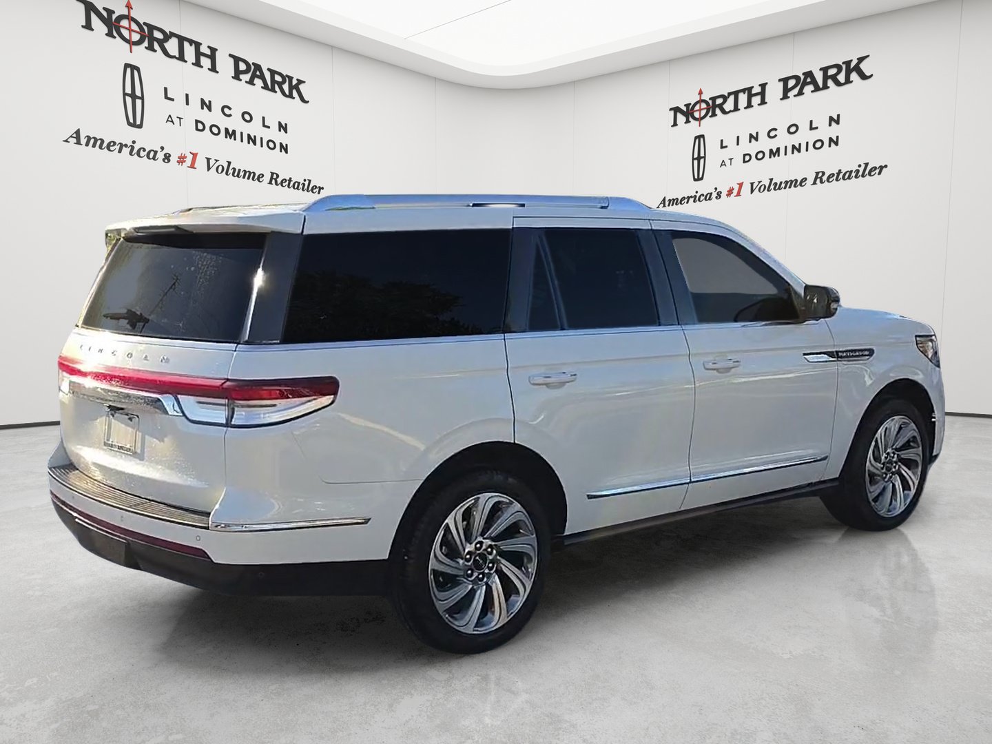 Used 2024 Lincoln Navigator Premiere AWD/4WD image 5