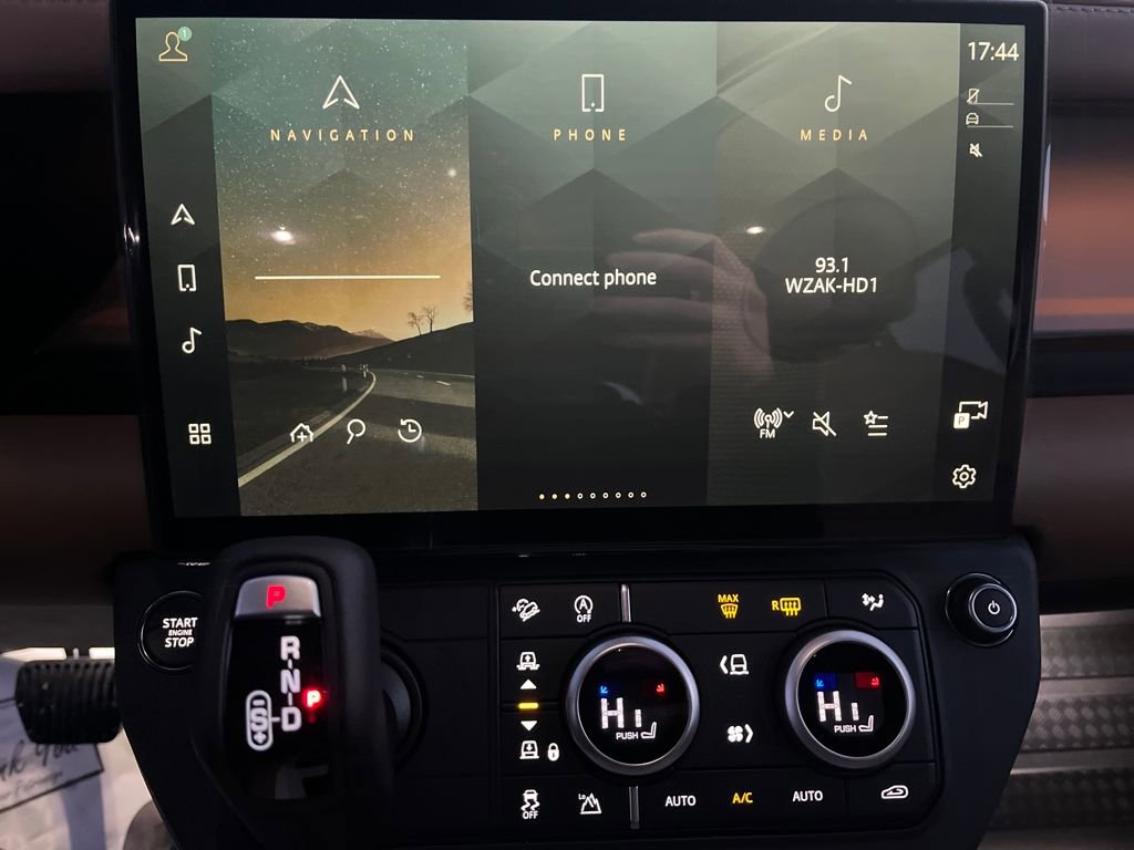 New 2026 Land Rover Defender 130 X-Dynamic SE image 17