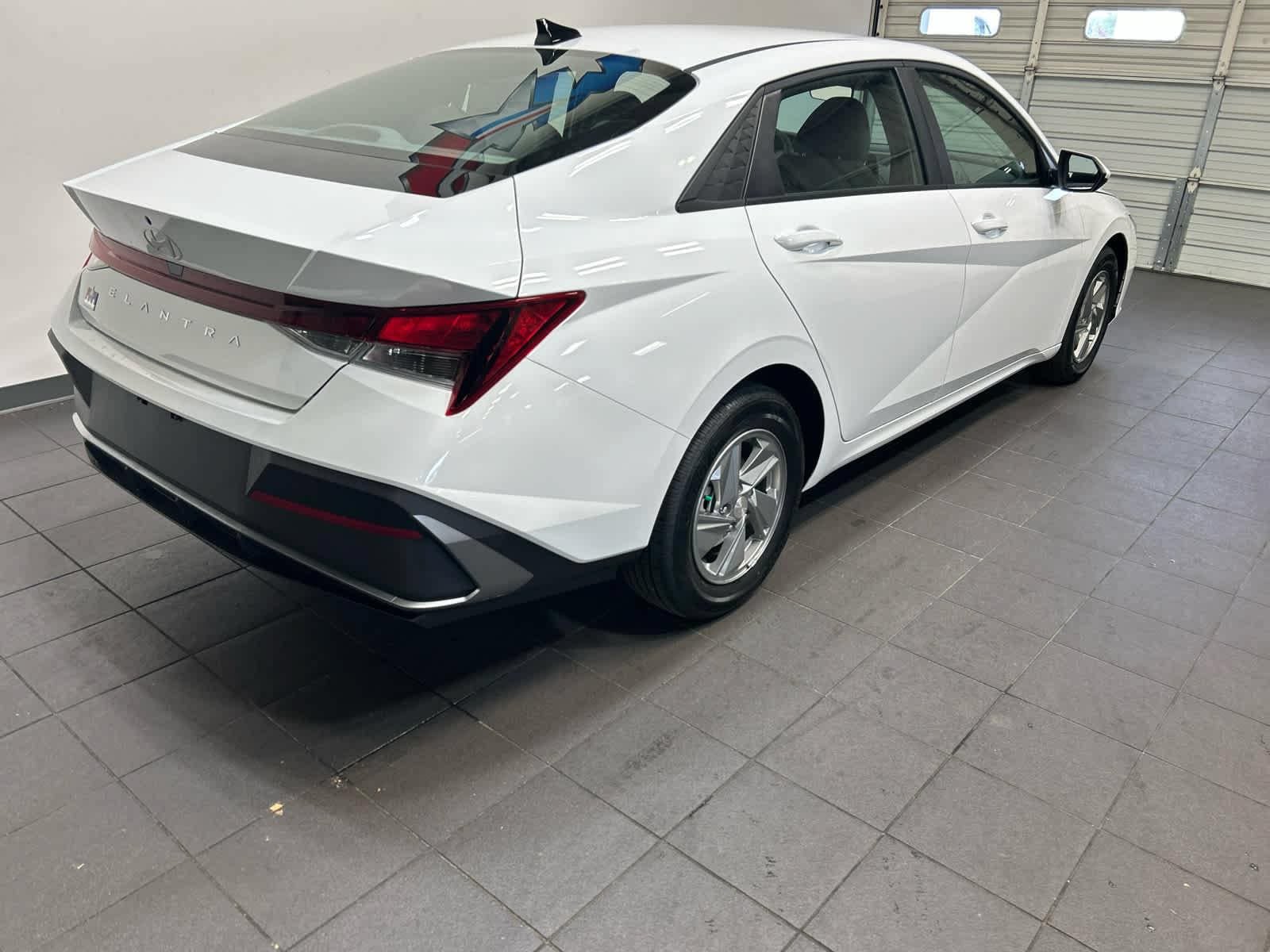 New 2026 Hyundai Elantra SE FWD image 3