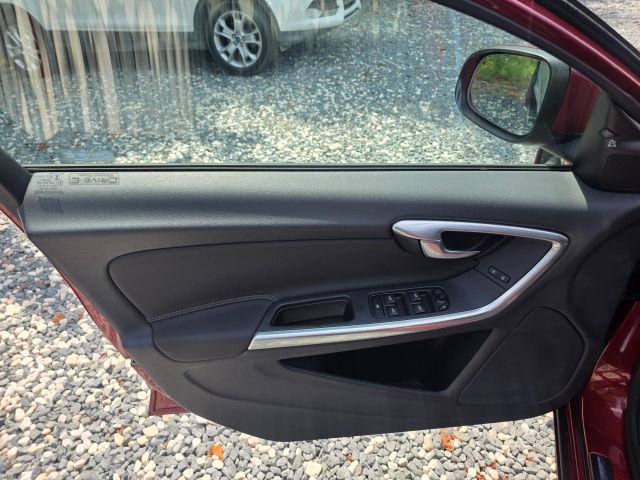 Used 2015 Volvo V60 T5 FWD image 11