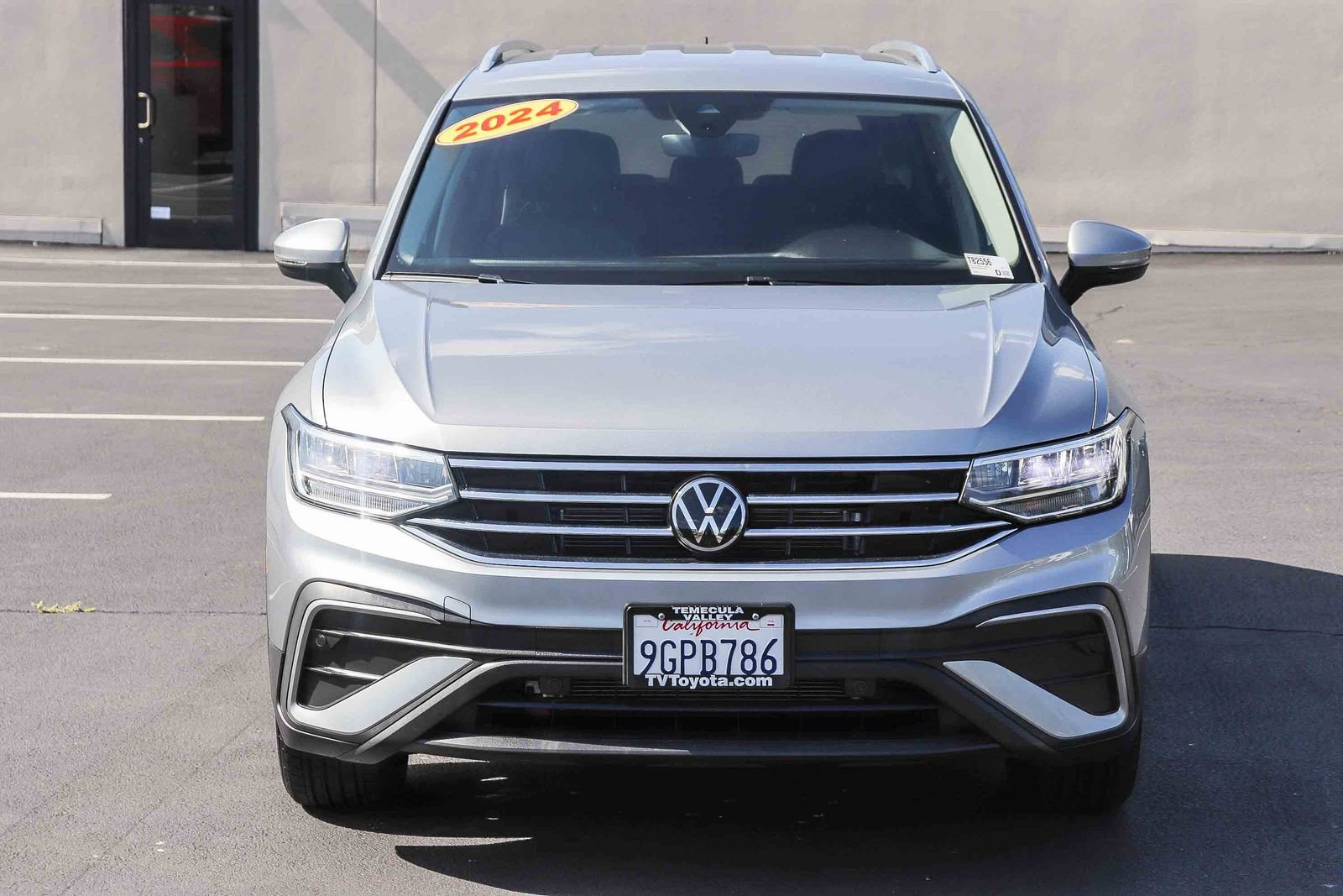 Used 2024 Volkswagen Tiguan SE FWD image 2