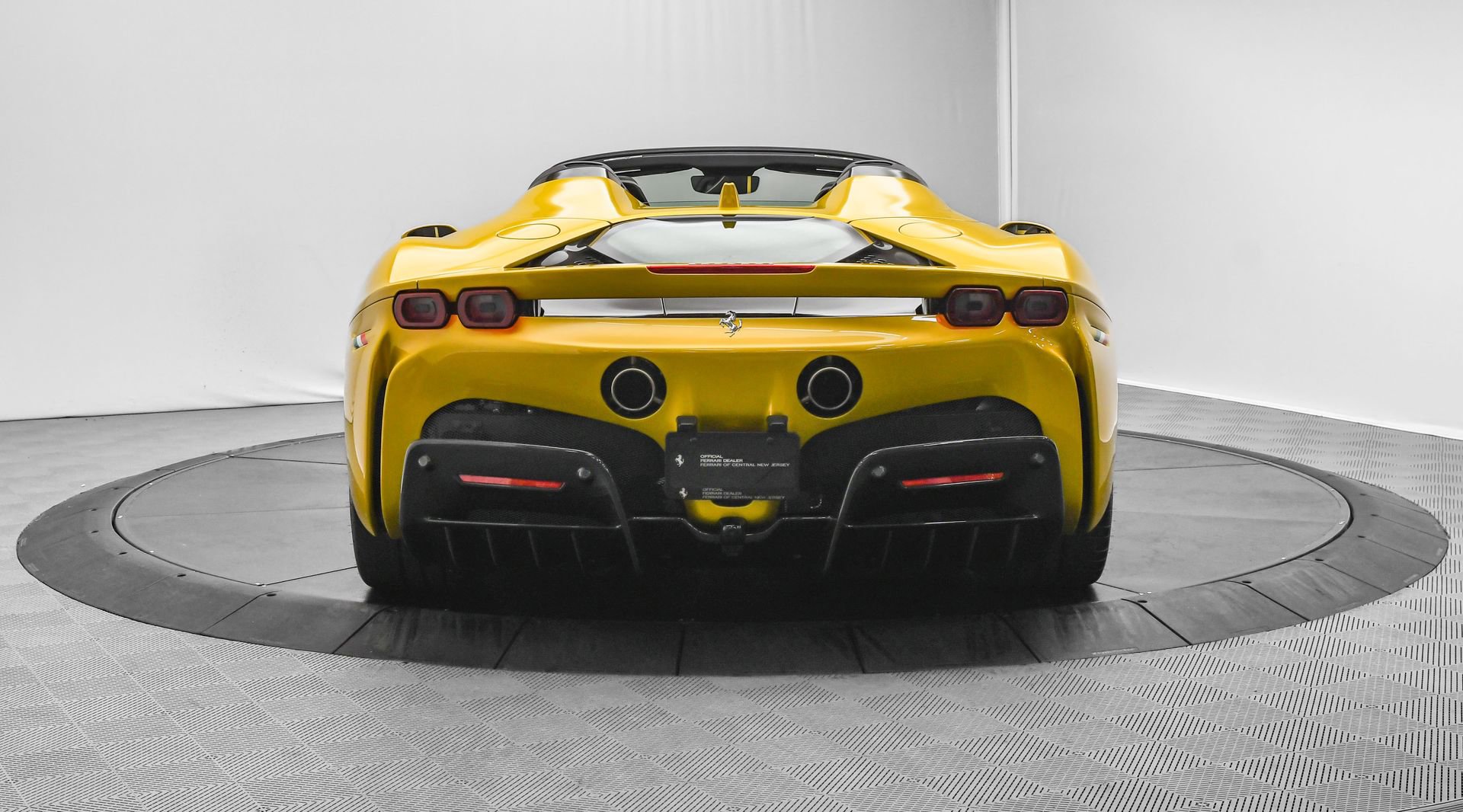 Used 2022 Ferrari SF90 Spider image 6