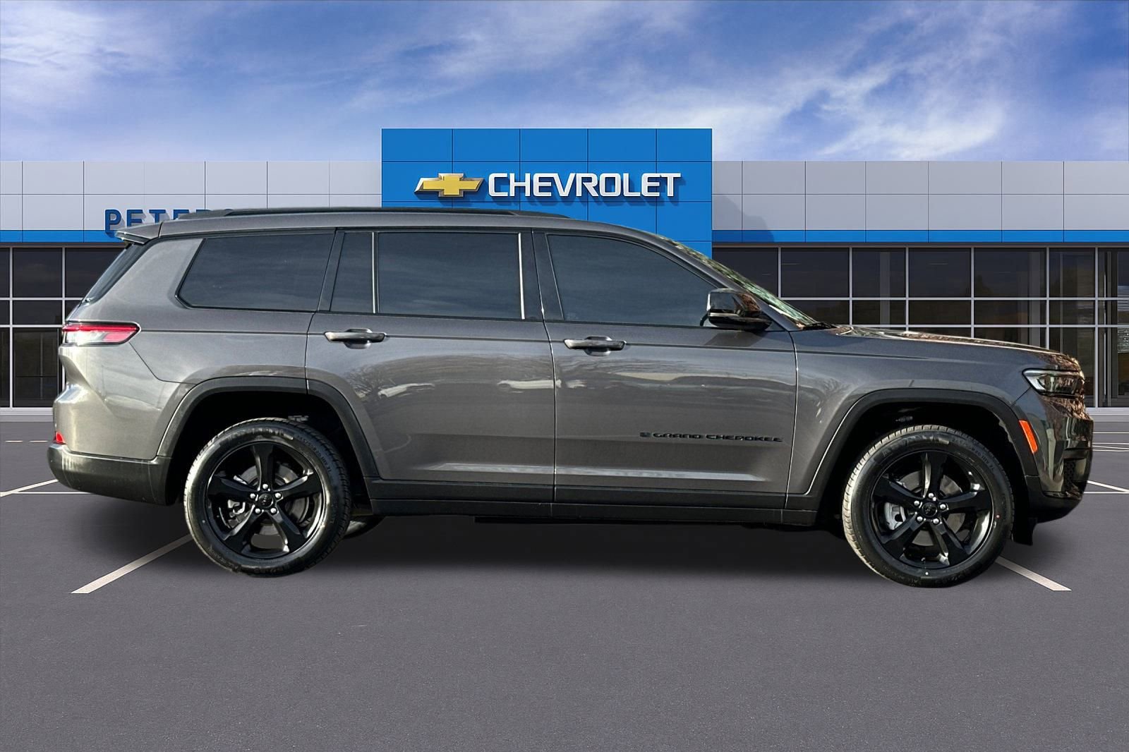 Used 2022 Jeep Grand Cherokee L Laredo image 3