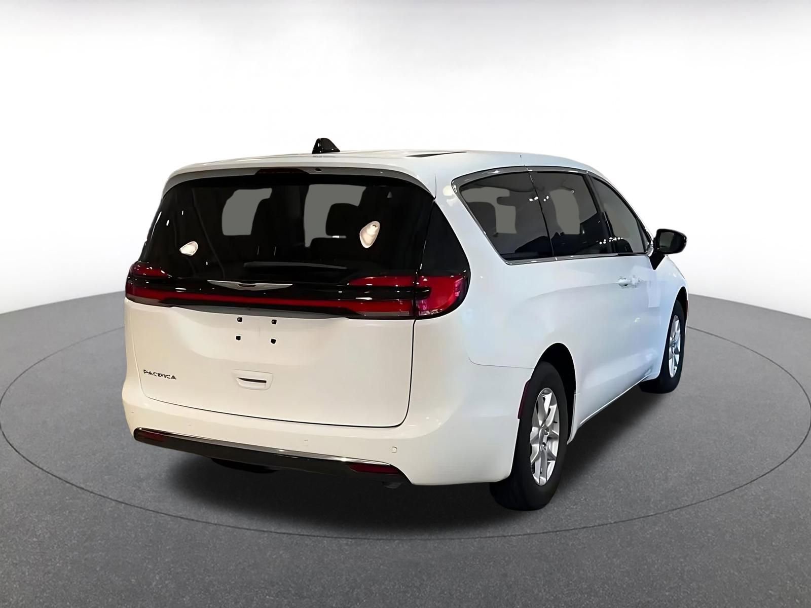 Used 2025 Chrysler Pacifica Select image 12