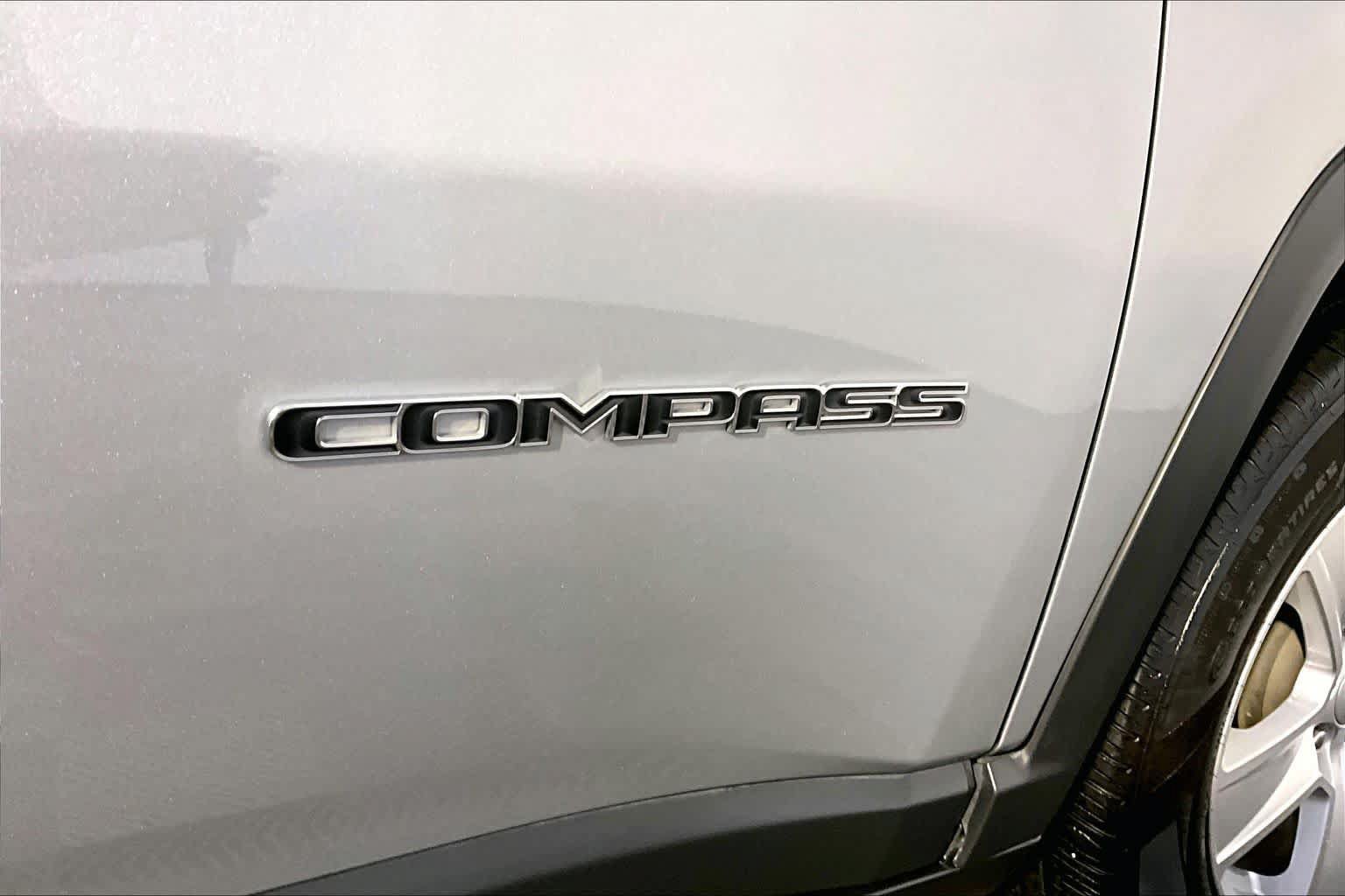 Used 2022 Jeep Compass Latitude w/ Sun and Sound Group AWD/4WD image 10