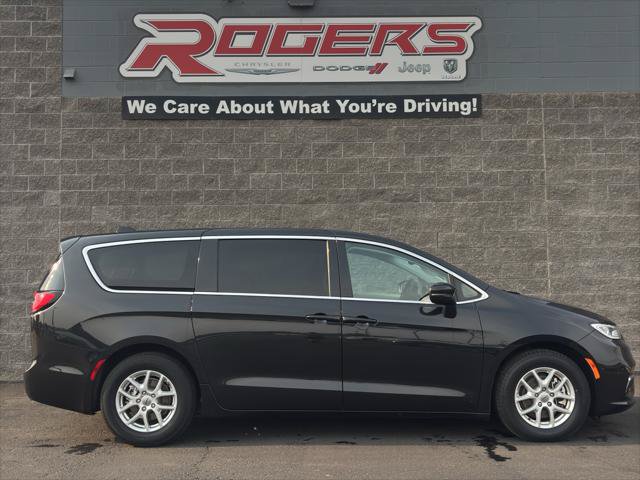 Certified 2023 Chrysler Pacifica Touring-L FWD image 4