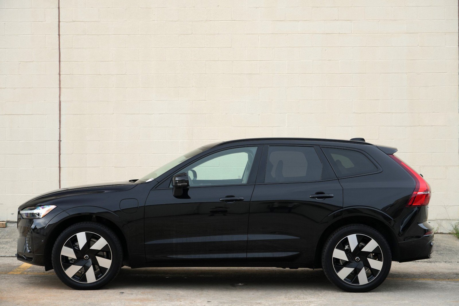 Used 2025 Volvo XC60 T8 Plus w/ Protection Package Premier AWD/4WD image 51