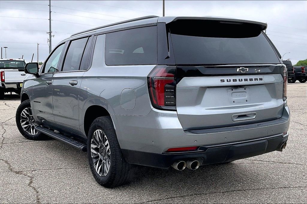 Used 2025 Chevrolet Suburban Z71 AWD/4WD image 3