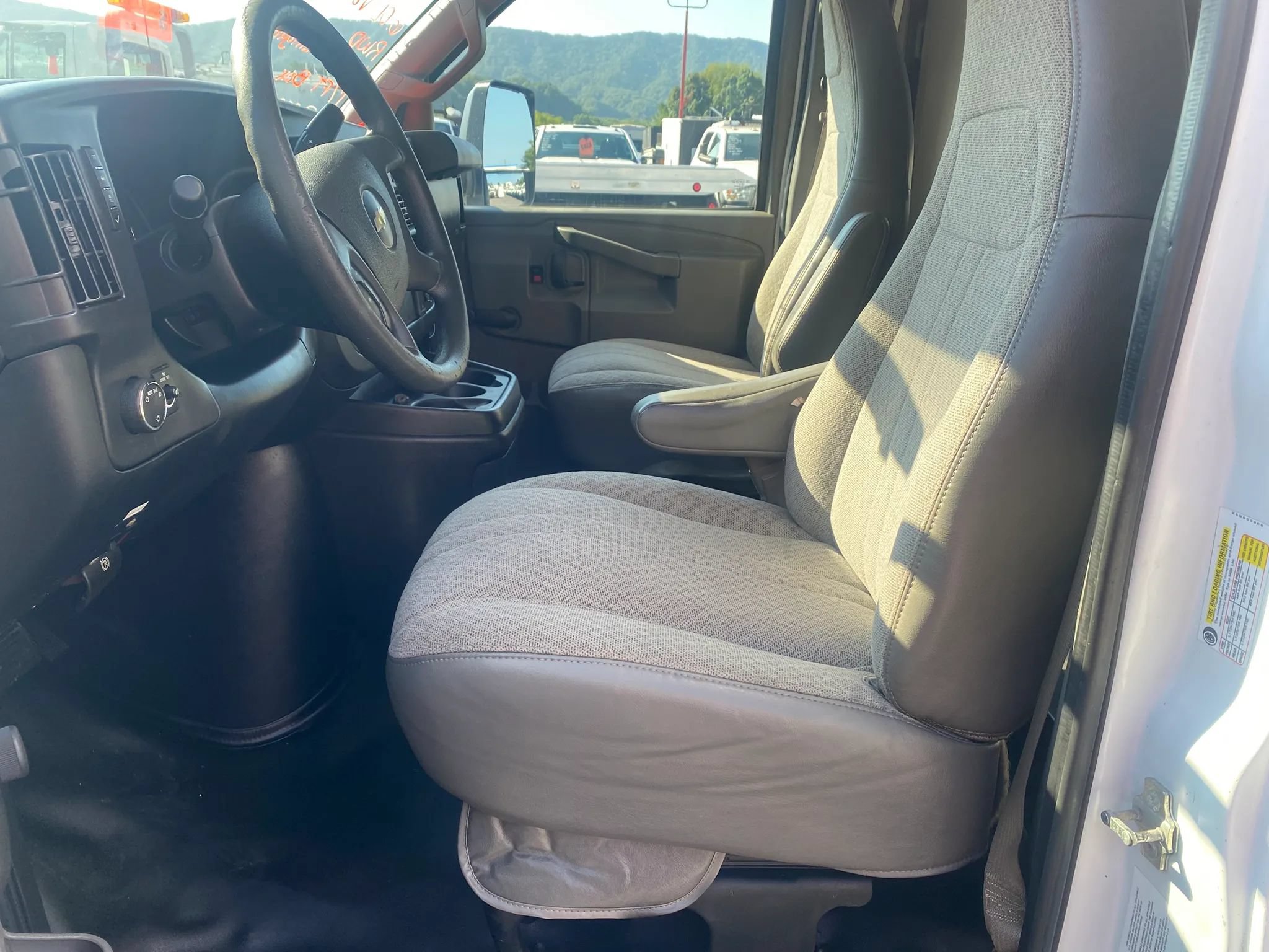 Used 2017 Chevrolet Express 4500 Extended RWD image 9