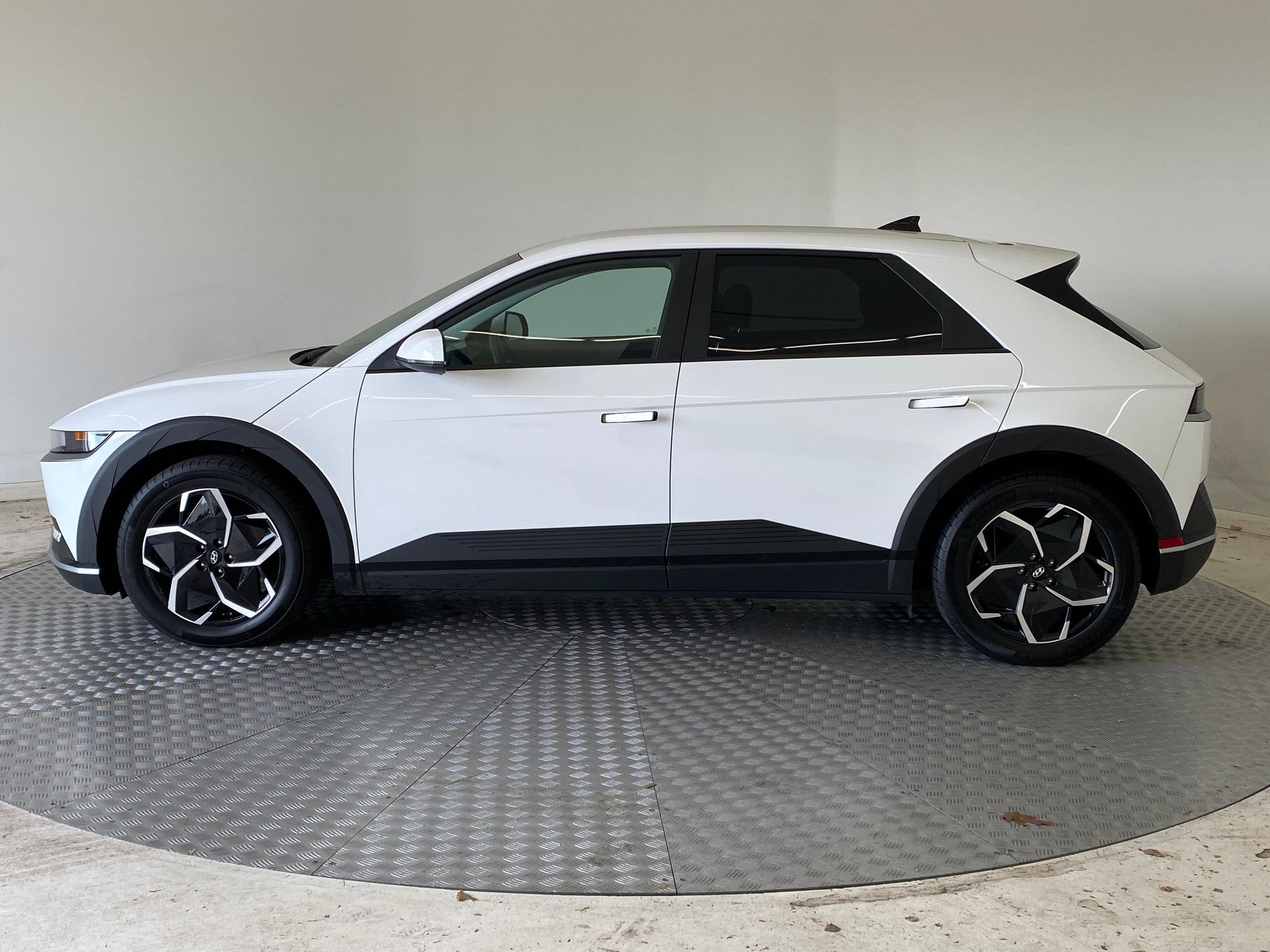 Used 2023 Hyundai Ioniq 5 SEL image 2