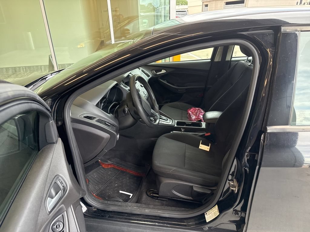 Used 2017 Ford Focus SE FWD image 3