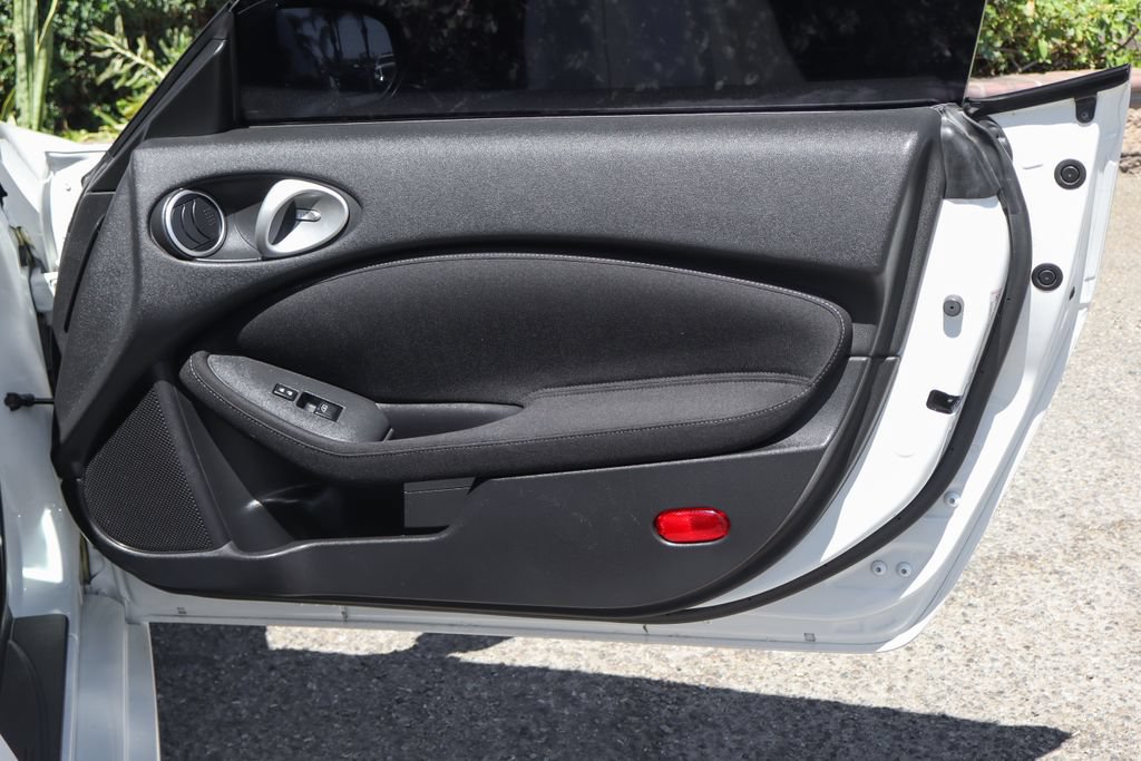Used 2017 Nissan 370Z Coupe RWD image 33