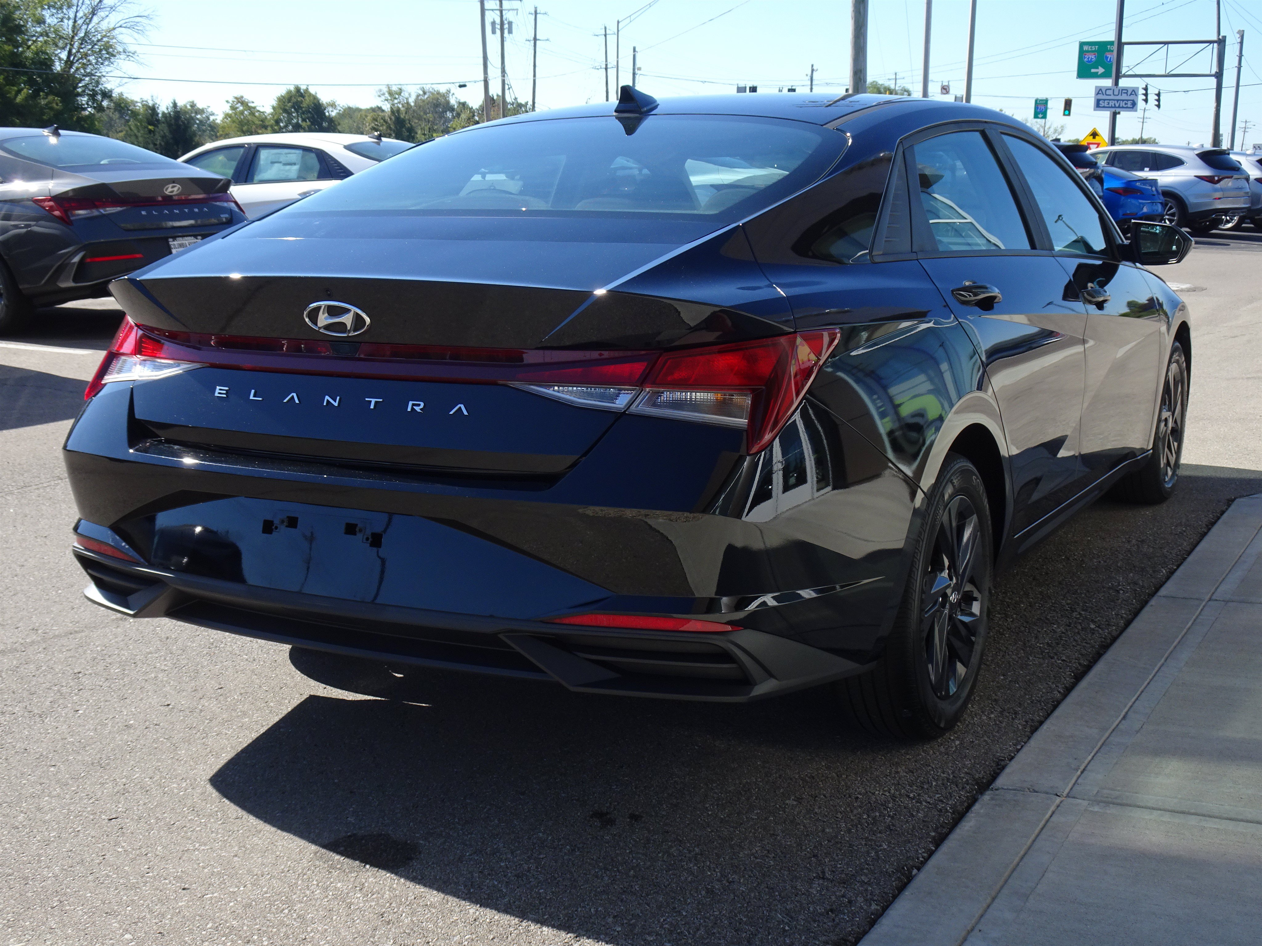 Used 2023 Hyundai Elantra SEL w/ Cargo Package FWD image 5
