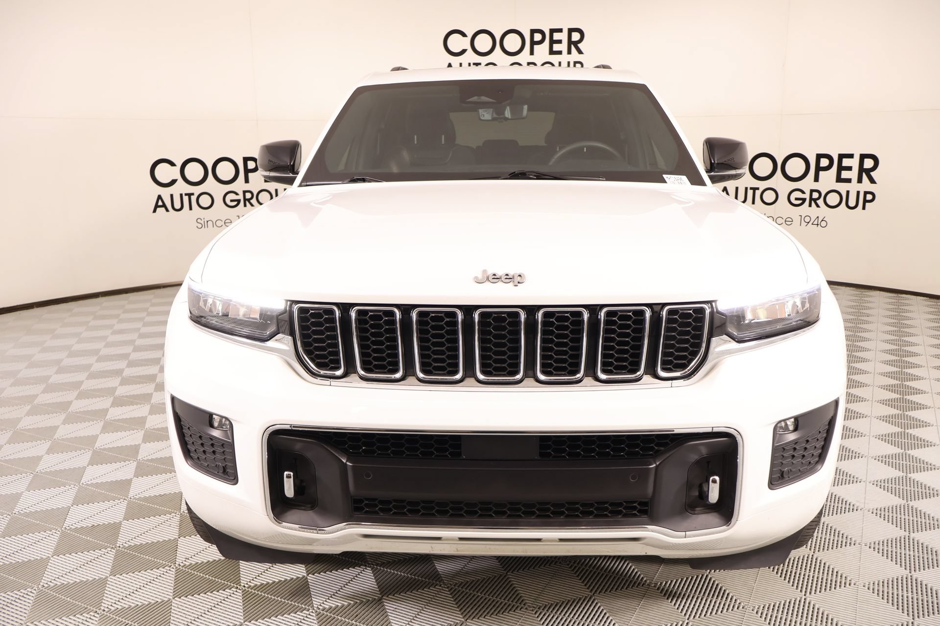 Used 2023 Jeep Grand Cherokee Overland w/ Luxury Tech Group IV AWD/4WD image 10