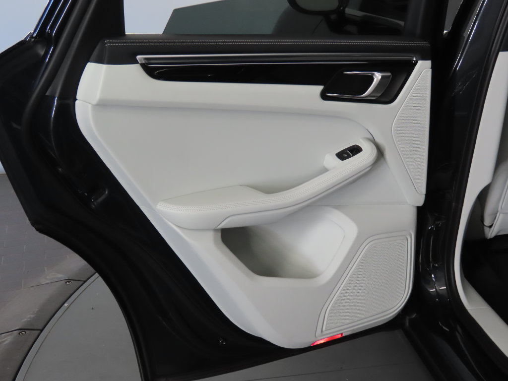 Certified 2023 Porsche Macan S AWD/4WD image 44