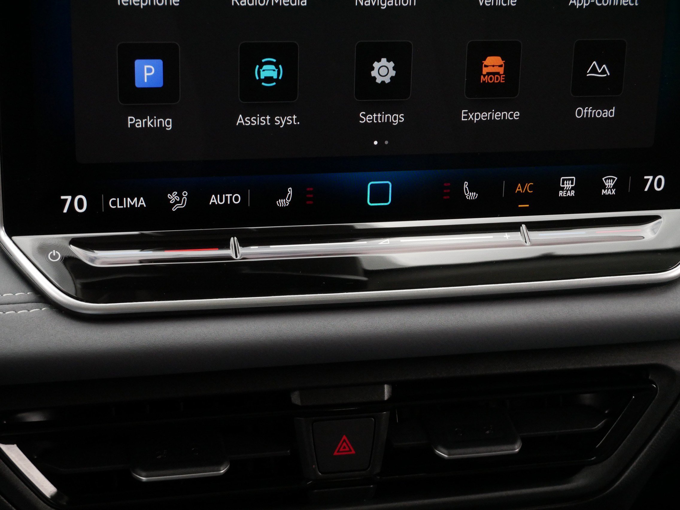 Certified 2025 Volkswagen Tiguan SE w/ Panoramic Sunroof Package AWD/4WD image 23