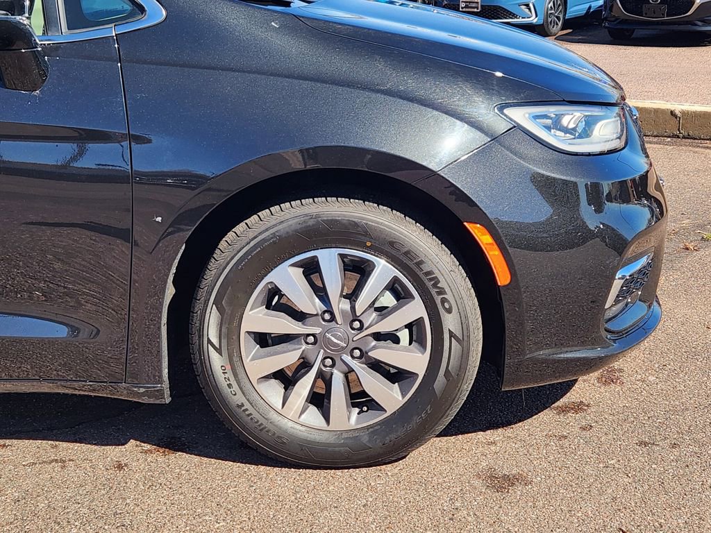 Used 2024 Chrysler Pacifica Select image 28