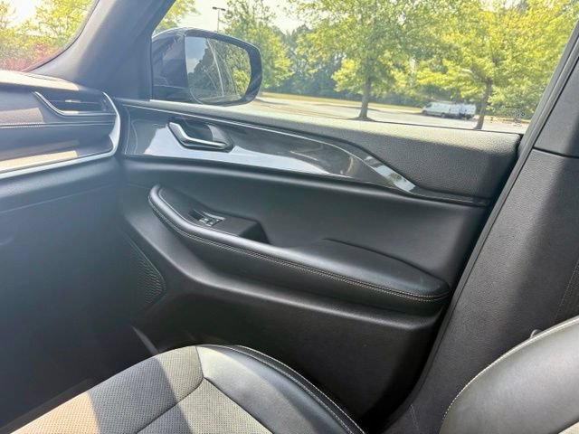 Used 2023 Jeep Grand Cherokee Altitude RWD image 25