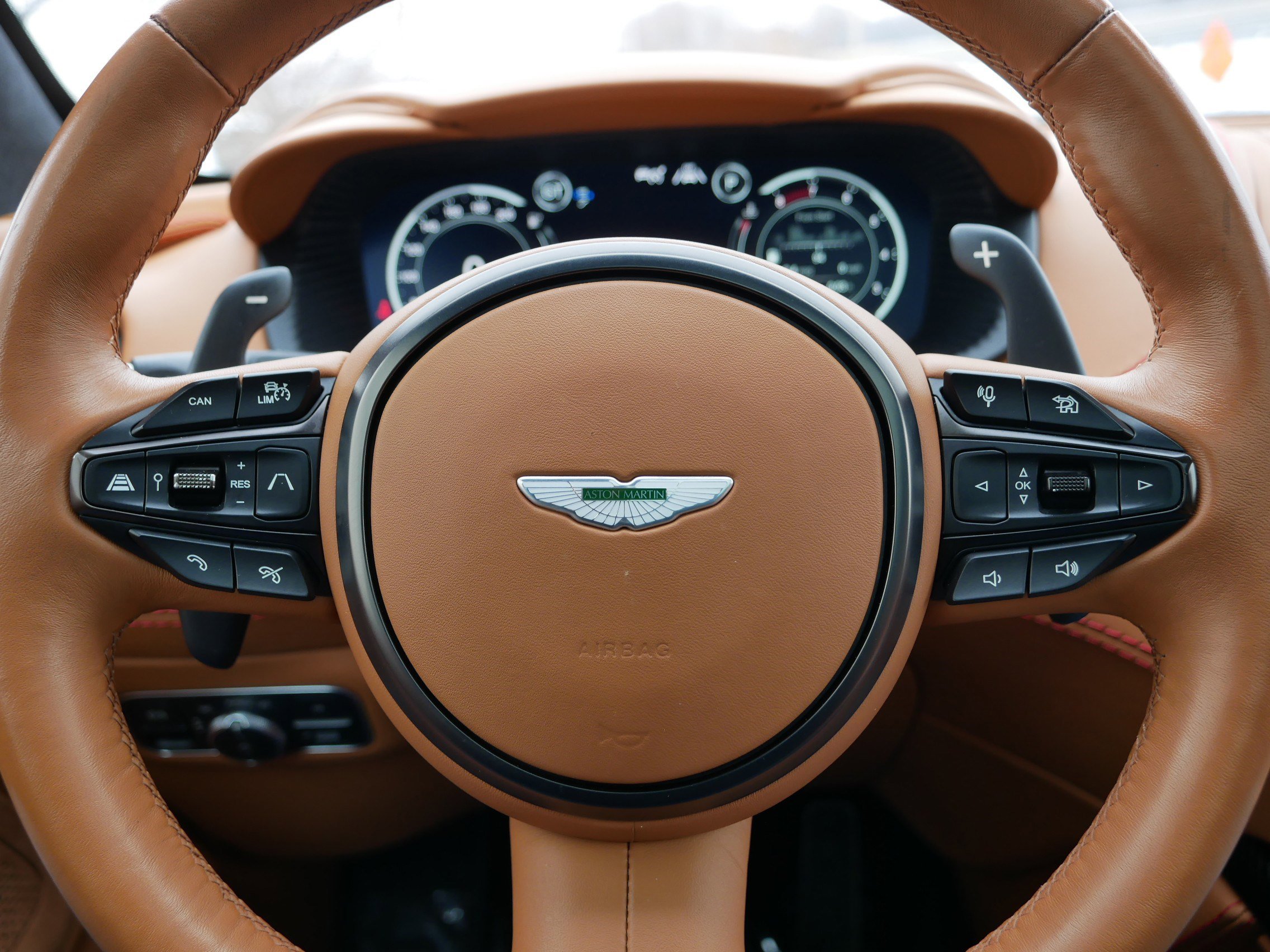 Used 2022 Aston Martin DBX image 25