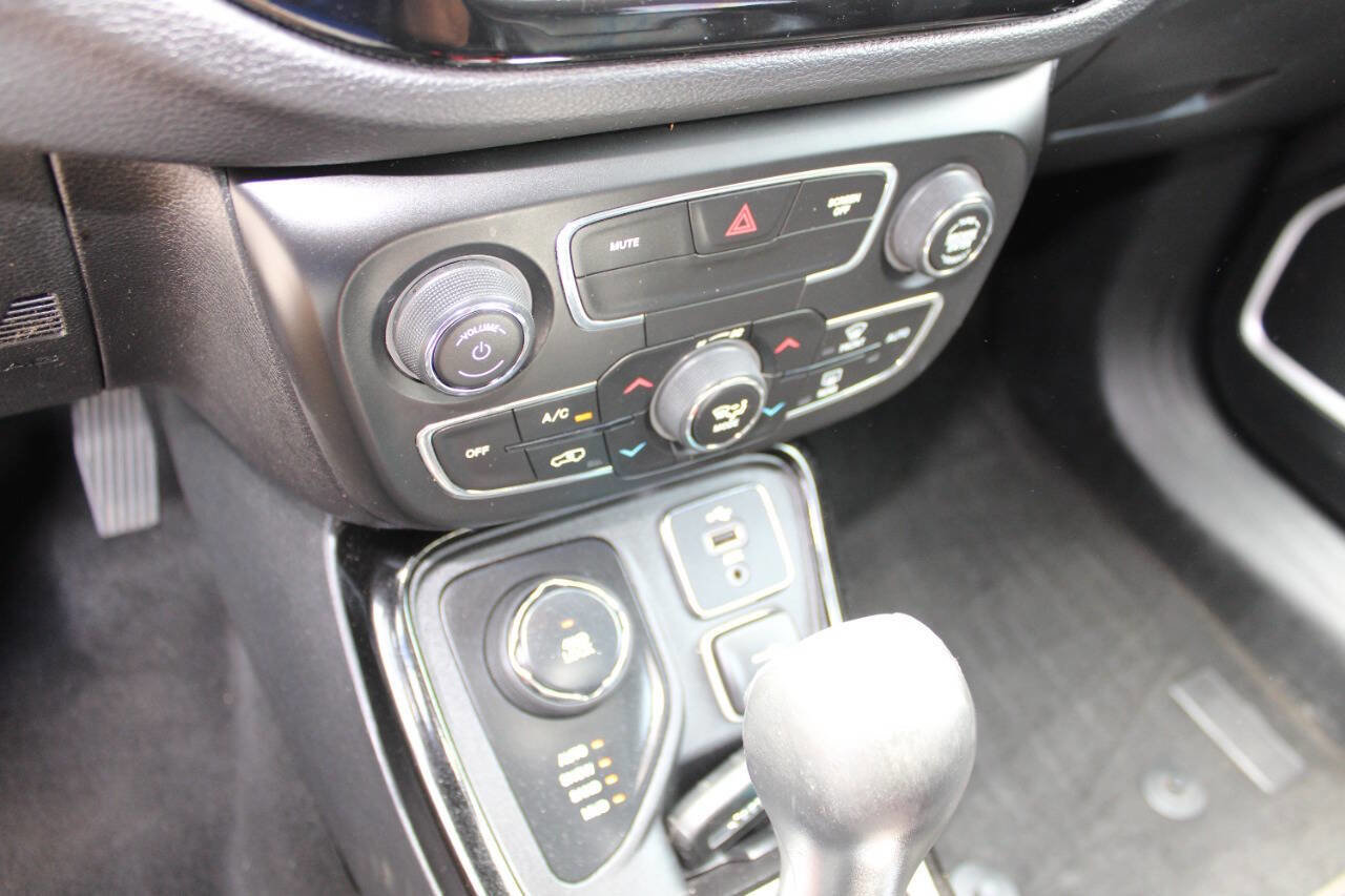 Used 2018 Jeep Compass Limited AWD/4WD image 17
